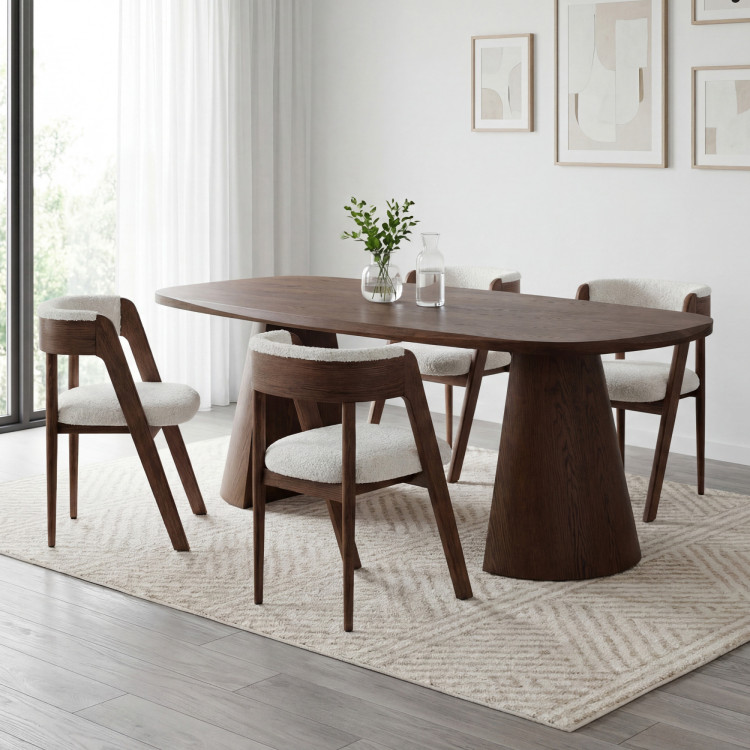 Luxuriöser Eichenstuhl in Nussbaumfarbe, cremefarbener Stoff