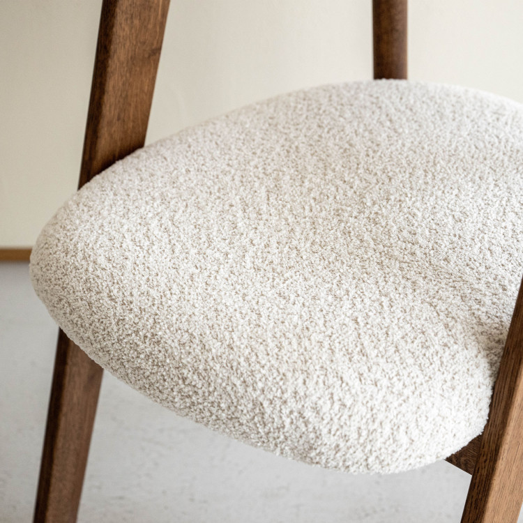 Luxuriöser Eichenstuhl in Nussbaumfarbe, cremefarbener Stoff