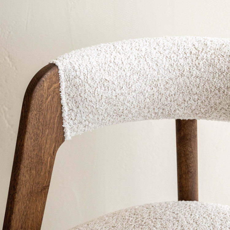 Luxuriöser Eichenstuhl in Nussbaumfarbe, cremefarbener Stoff