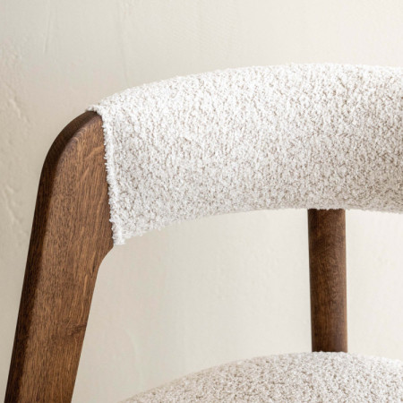 Luxuriöser Eichenstuhl in Nussbaumfarbe, cremefarbener Stoff