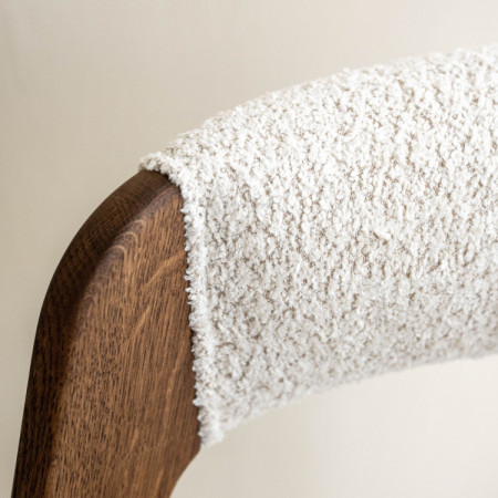 Luxuriöser Eichenstuhl in Nussbaumfarbe, cremefarbener Stoff