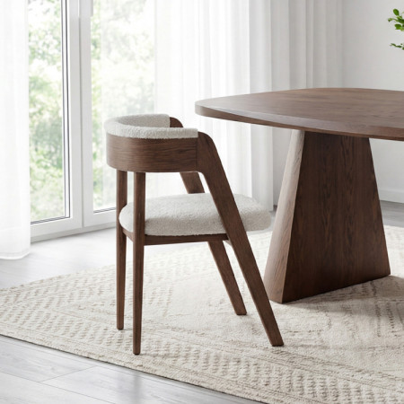 Luxuriöser Eichenstuhl in Nussbaumfarbe, cremefarbener Stoff