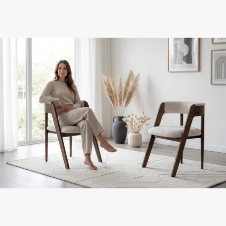 Luxuriöser Eichenstuhl in Nussbaumfarbe, cremefarbener Stoff