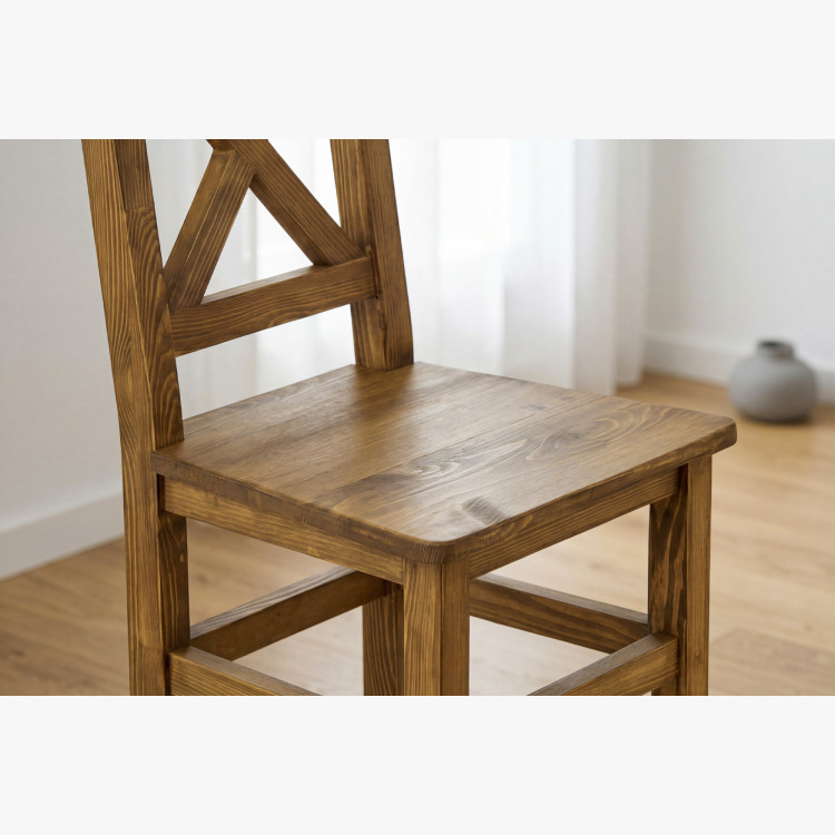 Esstisch und rustikale Stühle