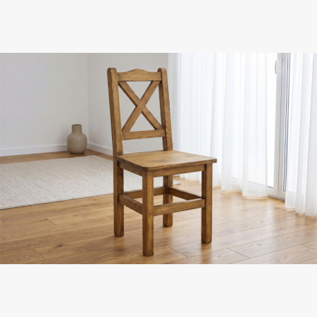 Esstisch und rustikale Stühle