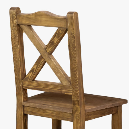 Esstisch und rustikale Stühle