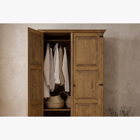 Rustikaler Kleiderschrank