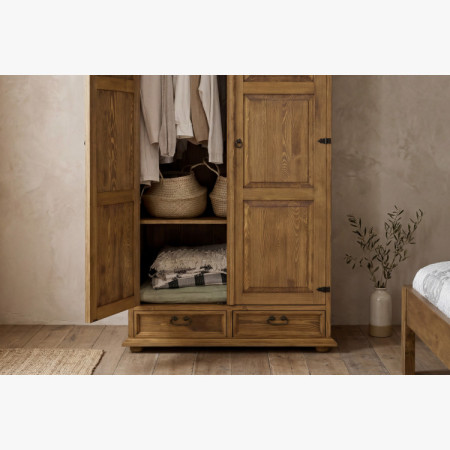 Rustikaler Kleiderschrank