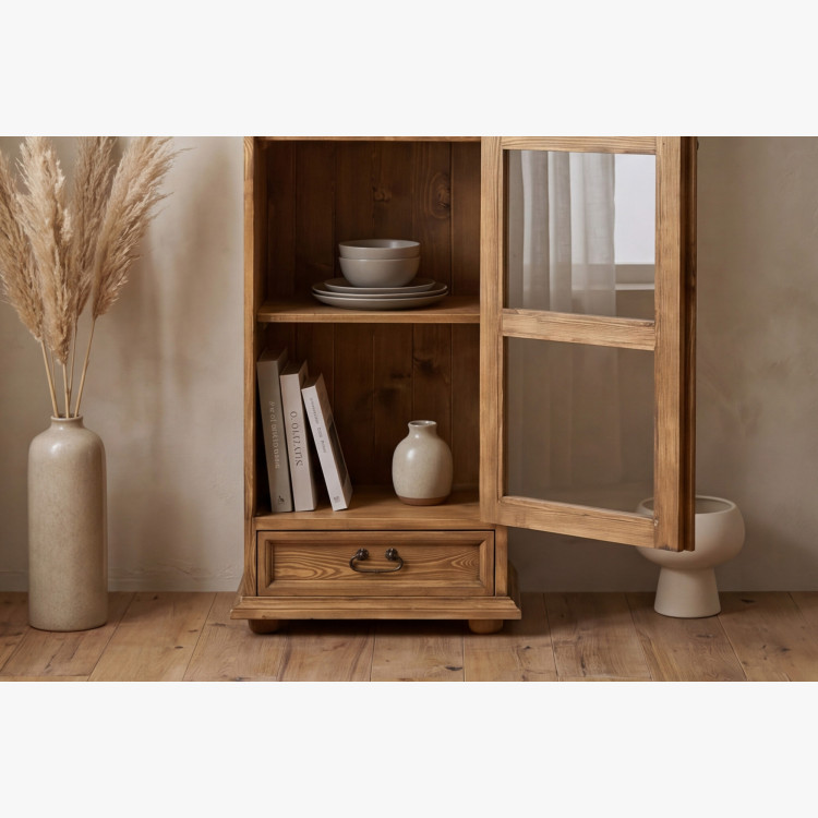 Vitrine im rustikalen Stil