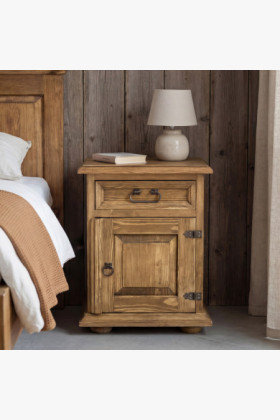Nachttisch im Landhausstil