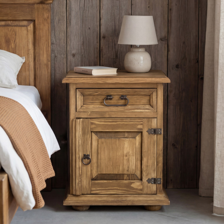 Nachttisch im Landhausstil