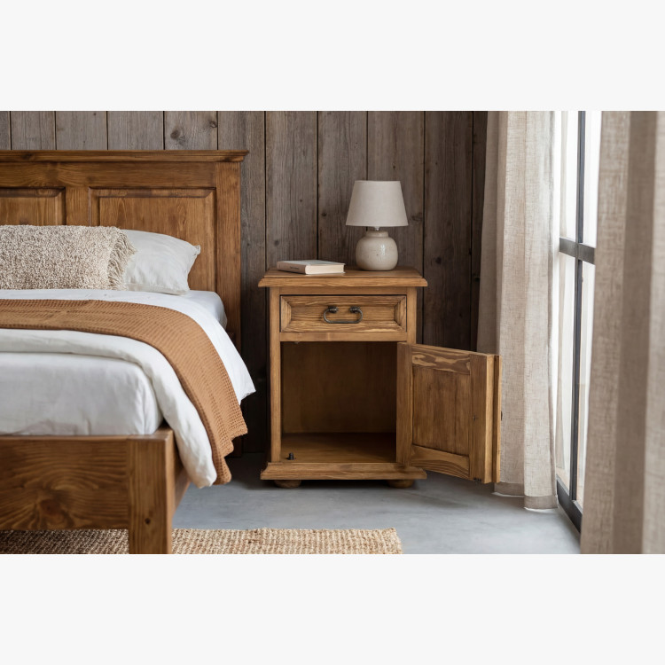 Nachttisch im Landhausstil