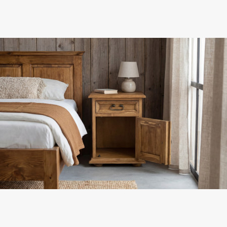 Nachttisch im Landhausstil