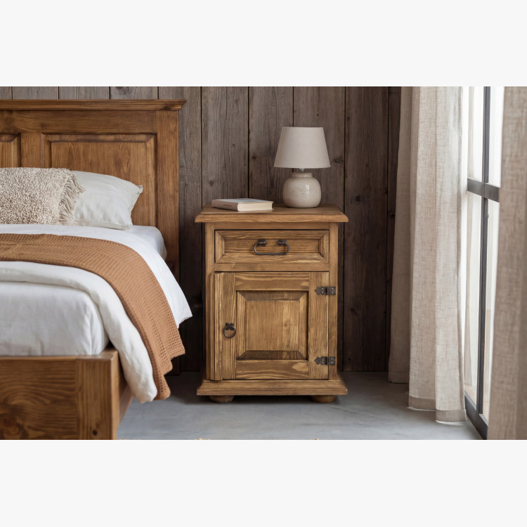 Nachttisch im Landhausstil