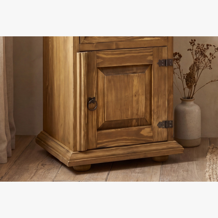 Nachttisch im Landhausstil