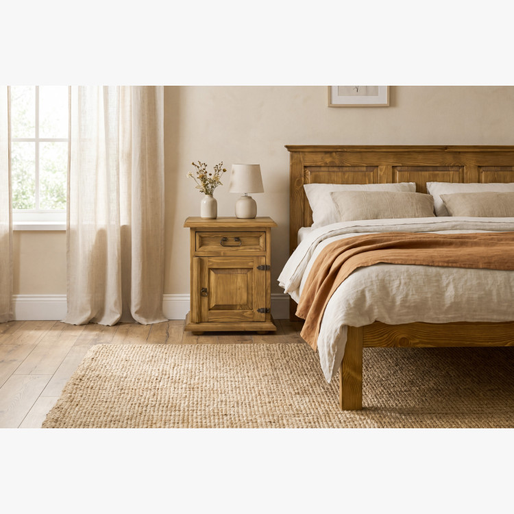 Nachttisch im Landhausstil