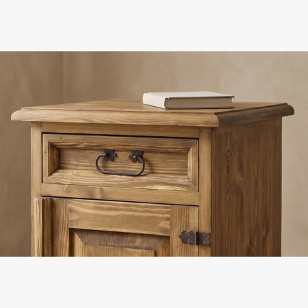 Nachttisch im Landhausstil