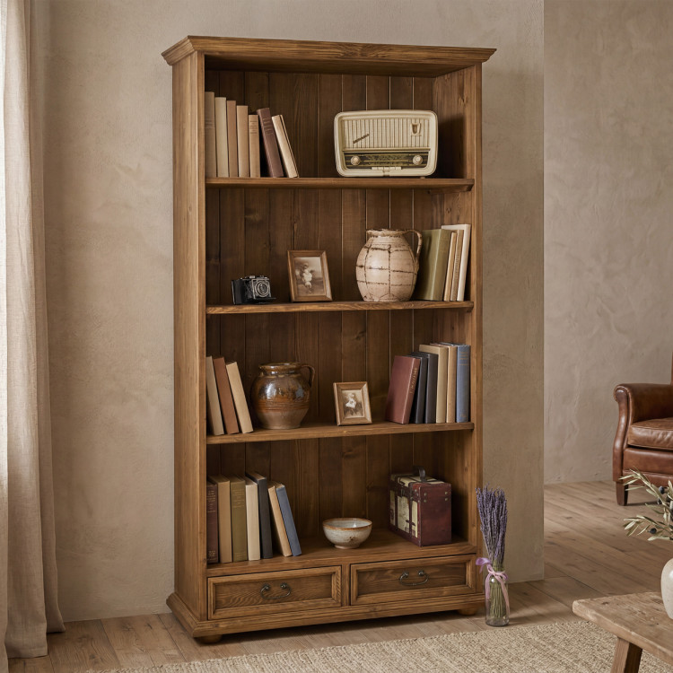 Bücherregal im rustikalen Stil