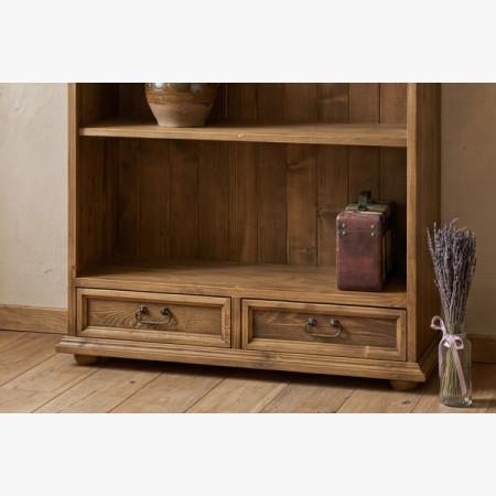 Bücherregal im rustikalen Stil