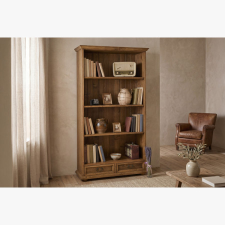 Bücherregal im rustikalen Stil