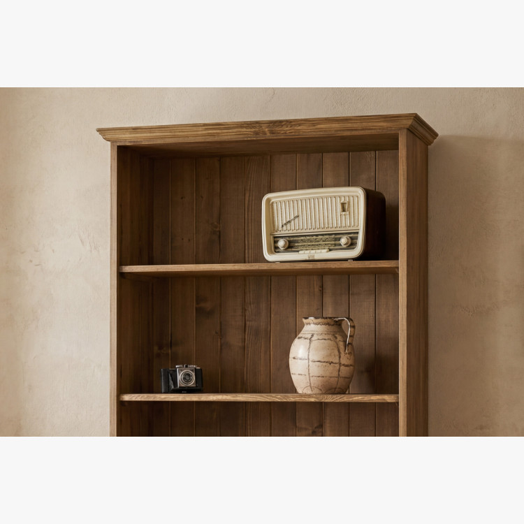 Bücherregal im rustikalen Stil