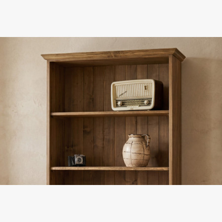 Bücherregal im rustikalen Stil