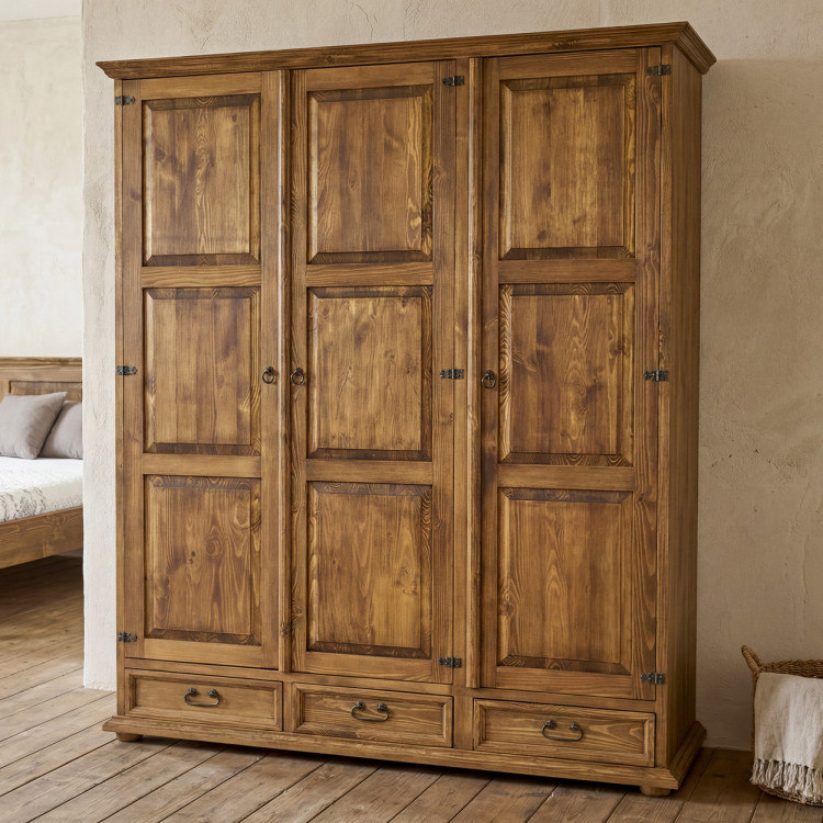 Drehtüriger rustikaler Schrank