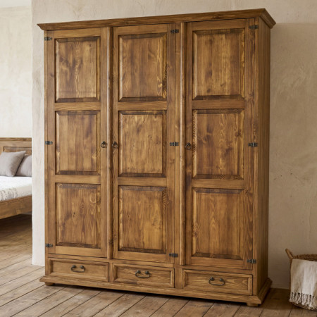 Drehtüriger rustikaler Schrank