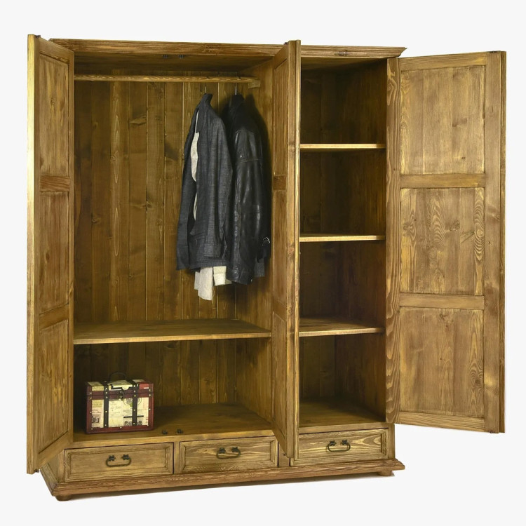 Drehtüriger rustikaler Schrank