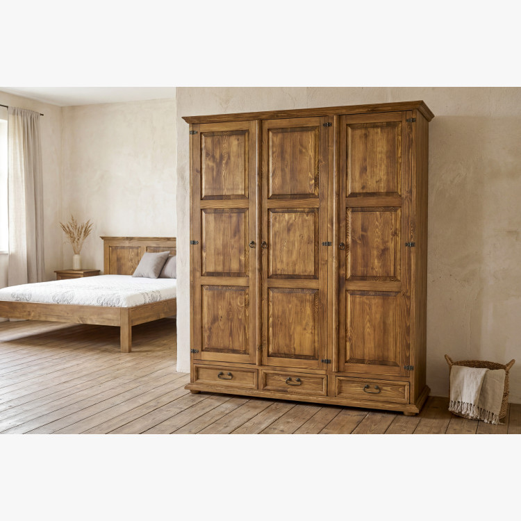 Drehtüriger rustikaler Schrank