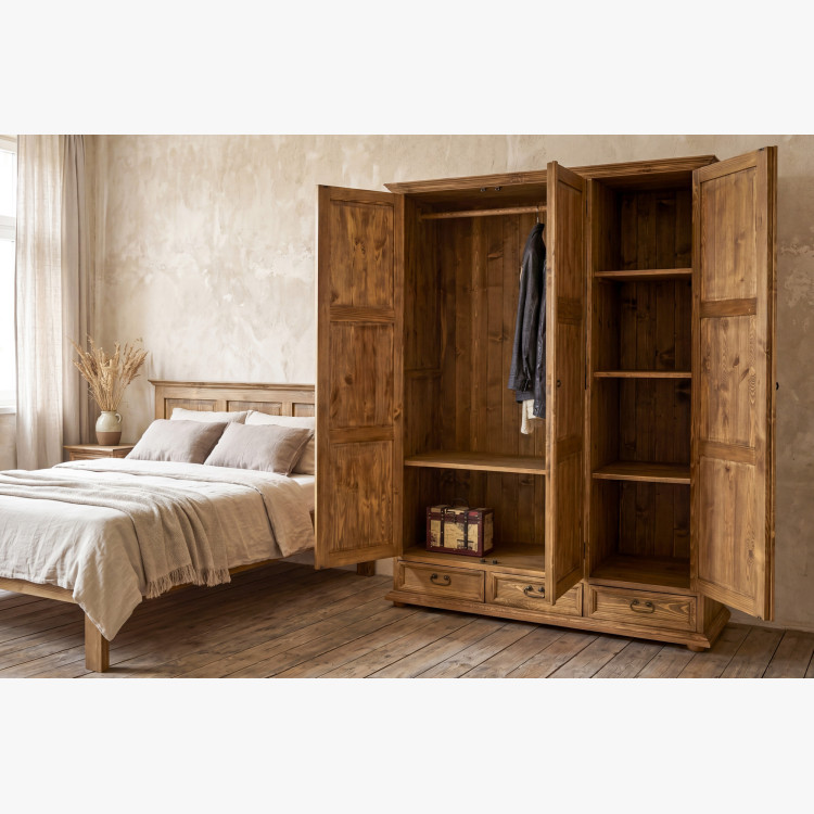 Drehtüriger rustikaler Schrank