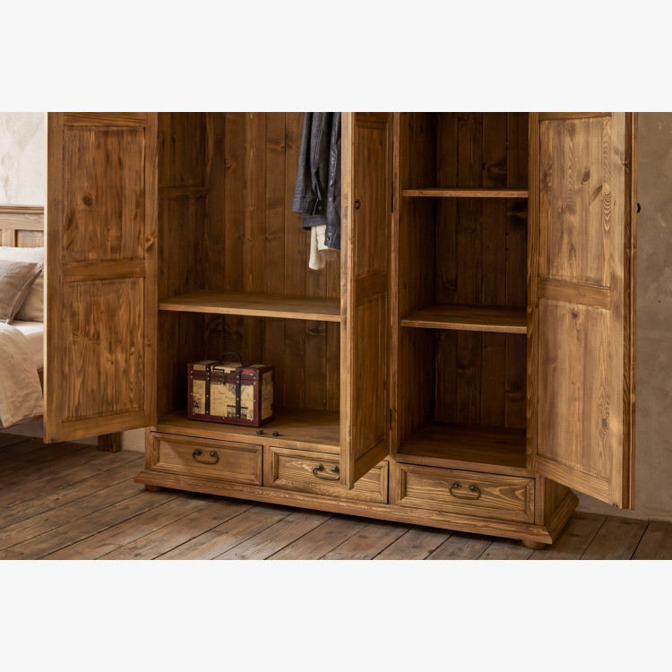 Drehtüriger rustikaler Schrank