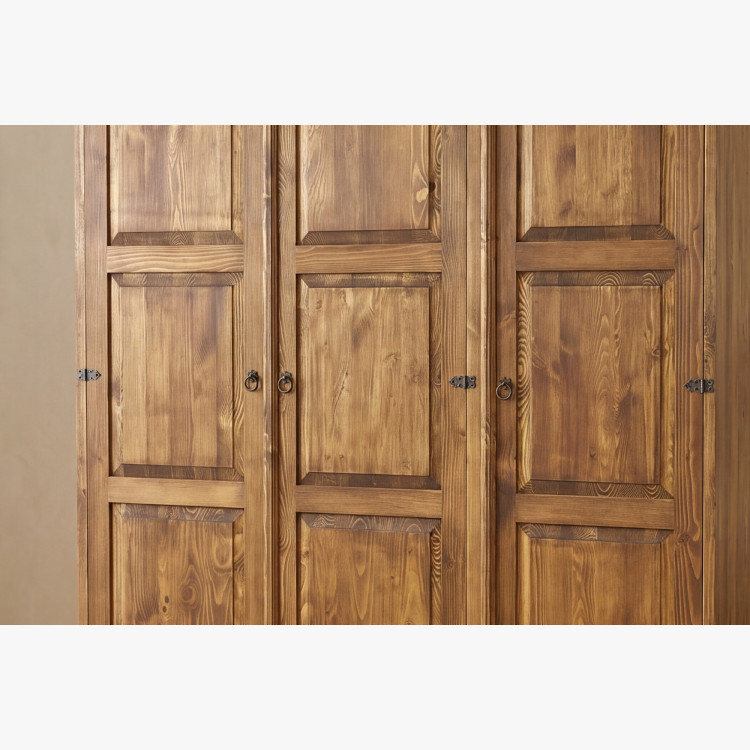 Drehtüriger rustikaler Schrank